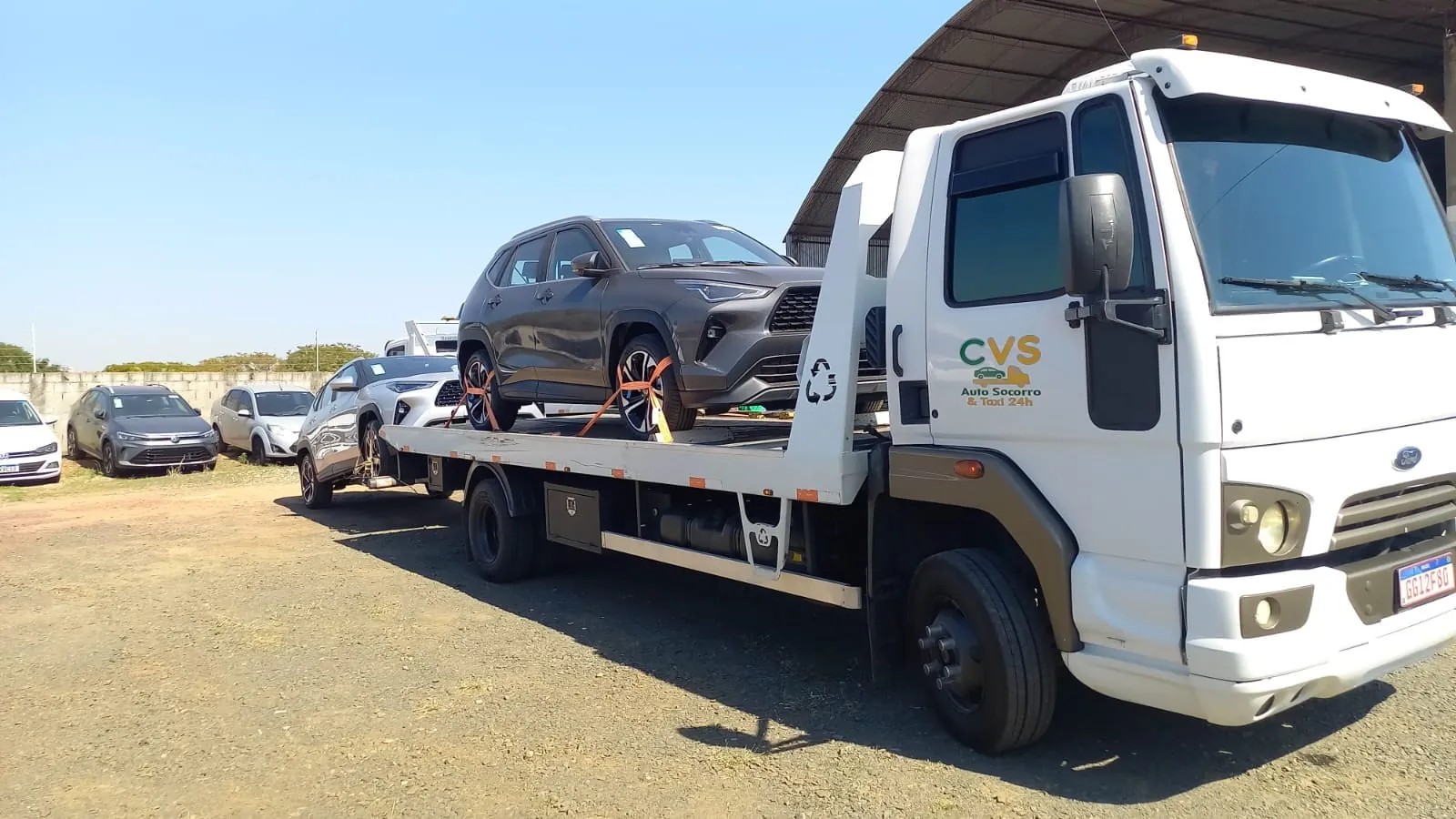 Guincho plataforma da CVS transportando um SUV.