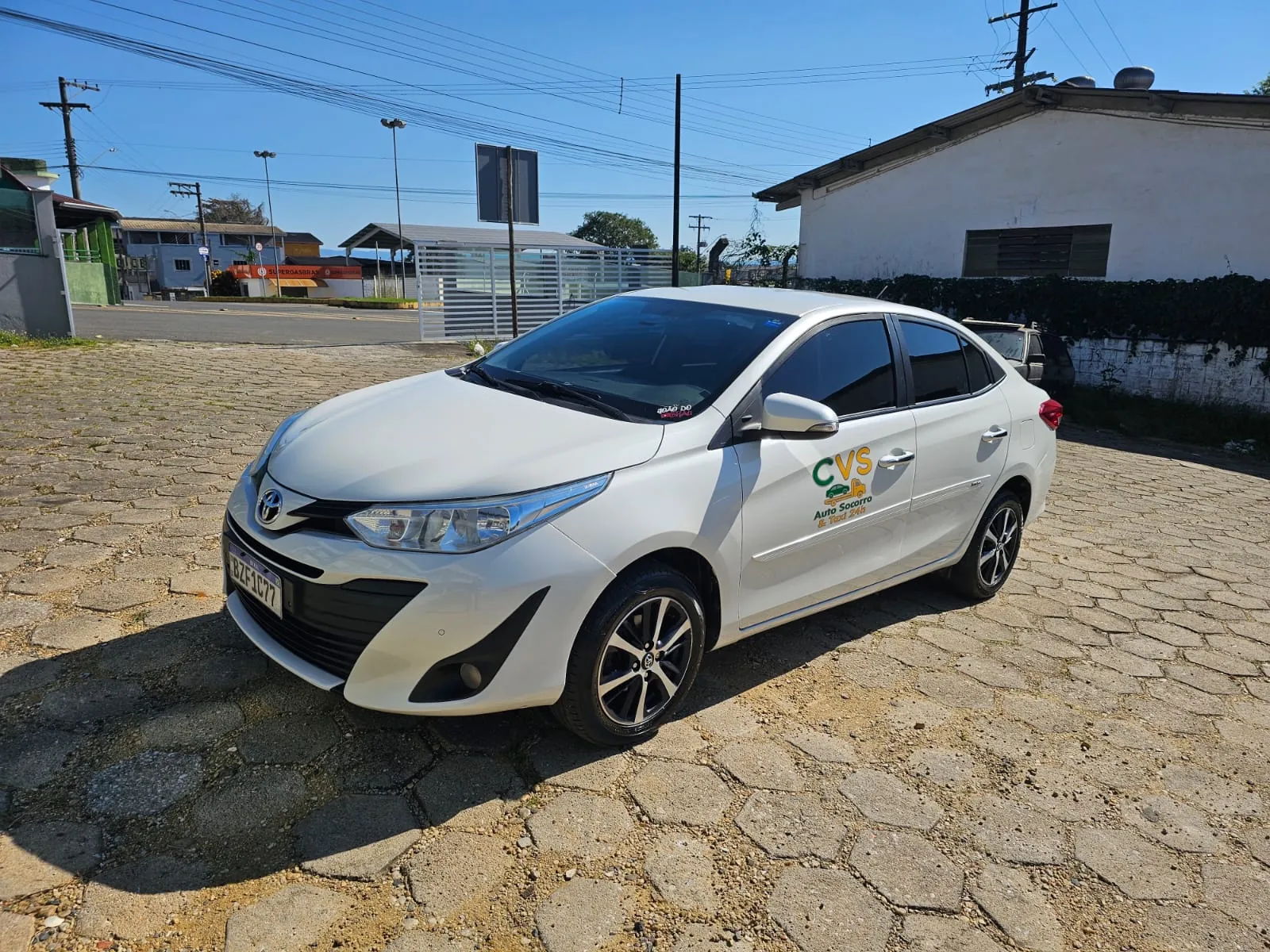 Veículo branco de passageiros com a identificação CVS na porta.